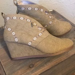 New never worn tan booties